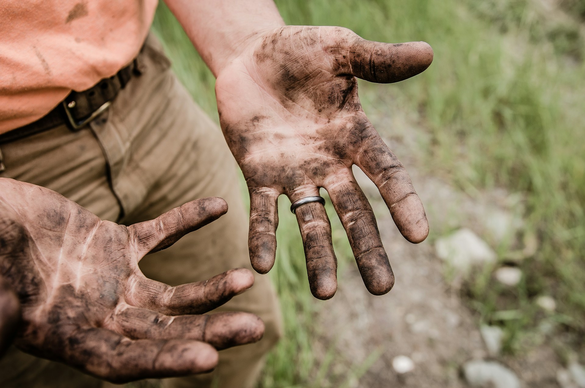 dirty-hands-jesse-orrico-IdjxBF_StBk-unsplash(https-::unsplash.com:photos:a-man-with-his-hands-covered-with-mud-IdjxBF_StBk)-jesse-orrico