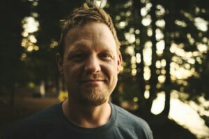 mans-face-happy-clint-mckoy-_J2JFRHLijI-unsplash(https-::unsplash.com:photos:selective-focus-photography-of-man-wearing-crew-neck-shirt-_J2JFRHLijI)