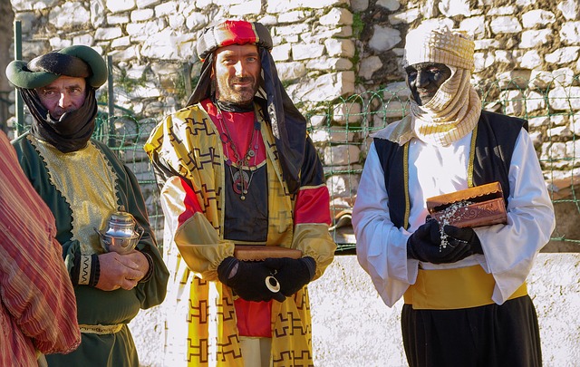 three magi holding gifts