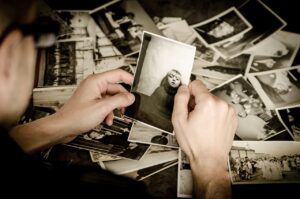 old-photos-256887_1280(https-::pixabay.com:photos:photos-hands-hold-old-256887:)-mical-jarmoluk