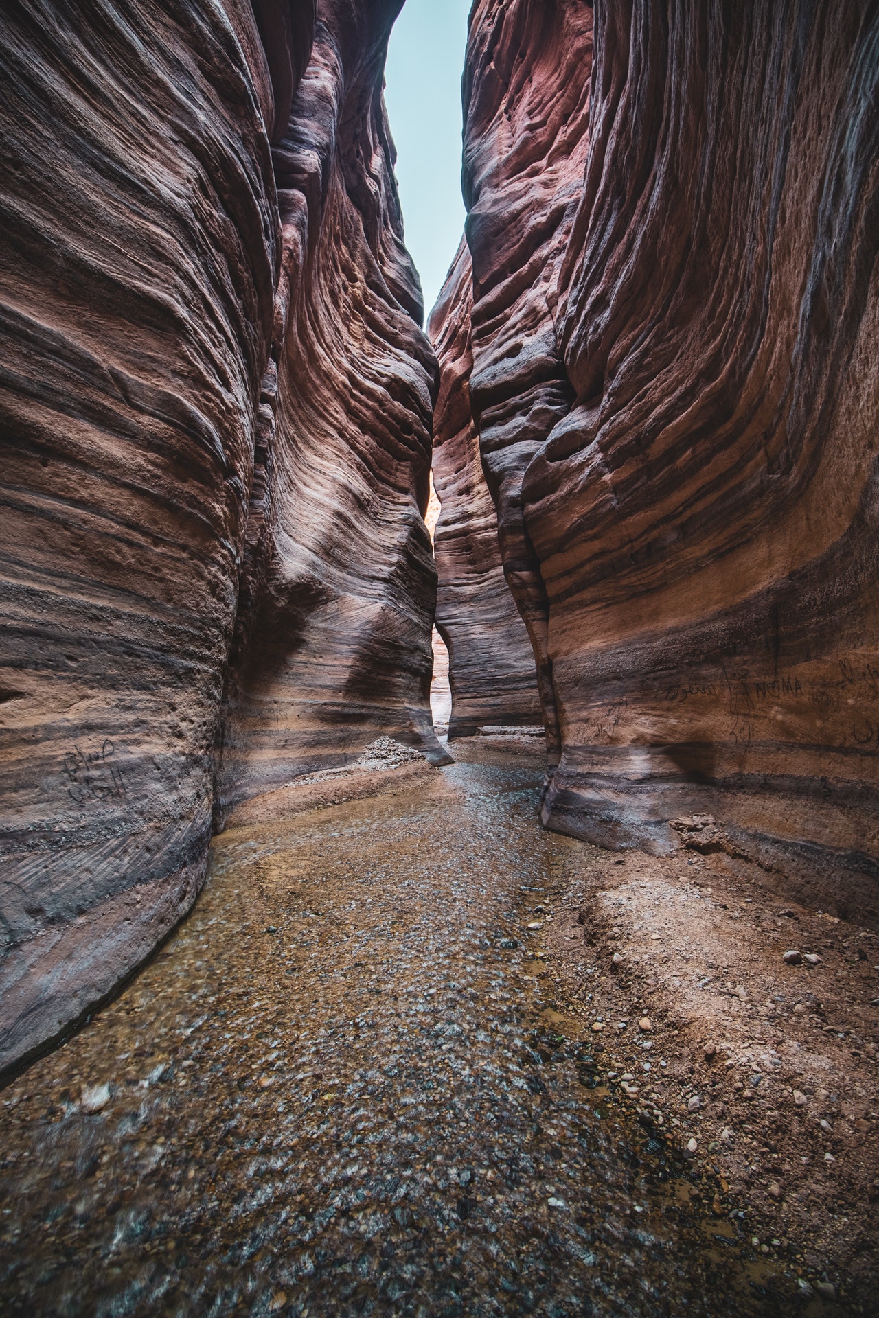 A narrow passage of weathered rock that can give refuge in various situations.