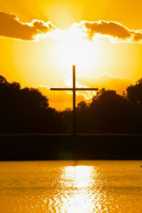 cross-sunlight-david-banning-8kbWTofZR4M-unsplash(https-::unsplash.com:photos:8kbWTofZR4M)