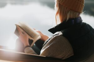 woman-reading-priscilla-du-preez-5ROiDL4DVfc-unsplash(https-::unsplash.com:photos:5ROiDL4DVfc)