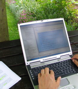in-the-office-1243543-1600x1200(https:www.freeimages.com:photo:in-the-office-1243543)-Matej-Cerin copy(cropped)