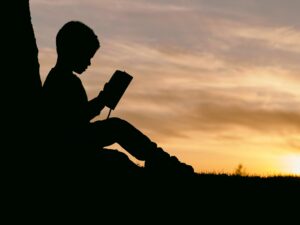 boy-reading-tree-sunset-aaron-burden-6jYoil2GhVk-unsplash(https:::unsplash.com:photos:6jYoil2GhVk)