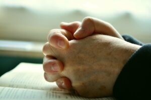 pray-2558490_1280(https:::pixabay.com:photos:pray-hands-praying-hands-prayer-2558490:)-congerdesign