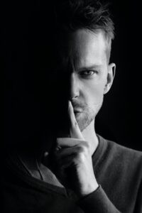 man-portrait-bw-split-face-sammy-williams-H0nmXTsrxE0-unsplash(https:::unsplash.com:photos:H0nmXTsrxE0)