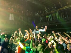 partying-joe-ciciarelli-pYjRGc81avs-unsplash(https:::unsplash.com:photos:pYjRGc81avs)