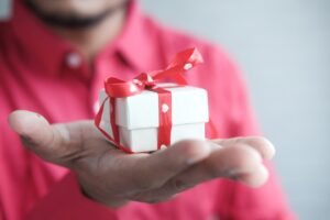 man-holding-gift-towfiqu-barbhuiya-36qMj6lrbk0-unsplash(https:::unsplash.com:photos:36qMj6lrbk0)