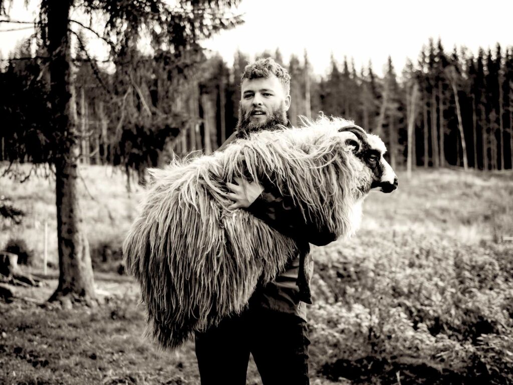 Fshepherd-holding-sheep-foyn-e7gsQWTnMwQ-unsplash(https:unsplash.com:photos:e7gsQWTnMwQ)BW