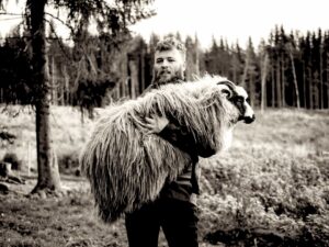 Fshepherd-holding-sheep-foyn-e7gsQWTnMwQ-unsplash(https:unsplash.com:photos:e7gsQWTnMwQ)BW