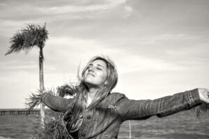 ypung-woman-in praise-fernando-brasil-XM_2oqcbpIQ-unsplash(https:unsplash.com:photos:XM_2oqcbpIQ)-bw