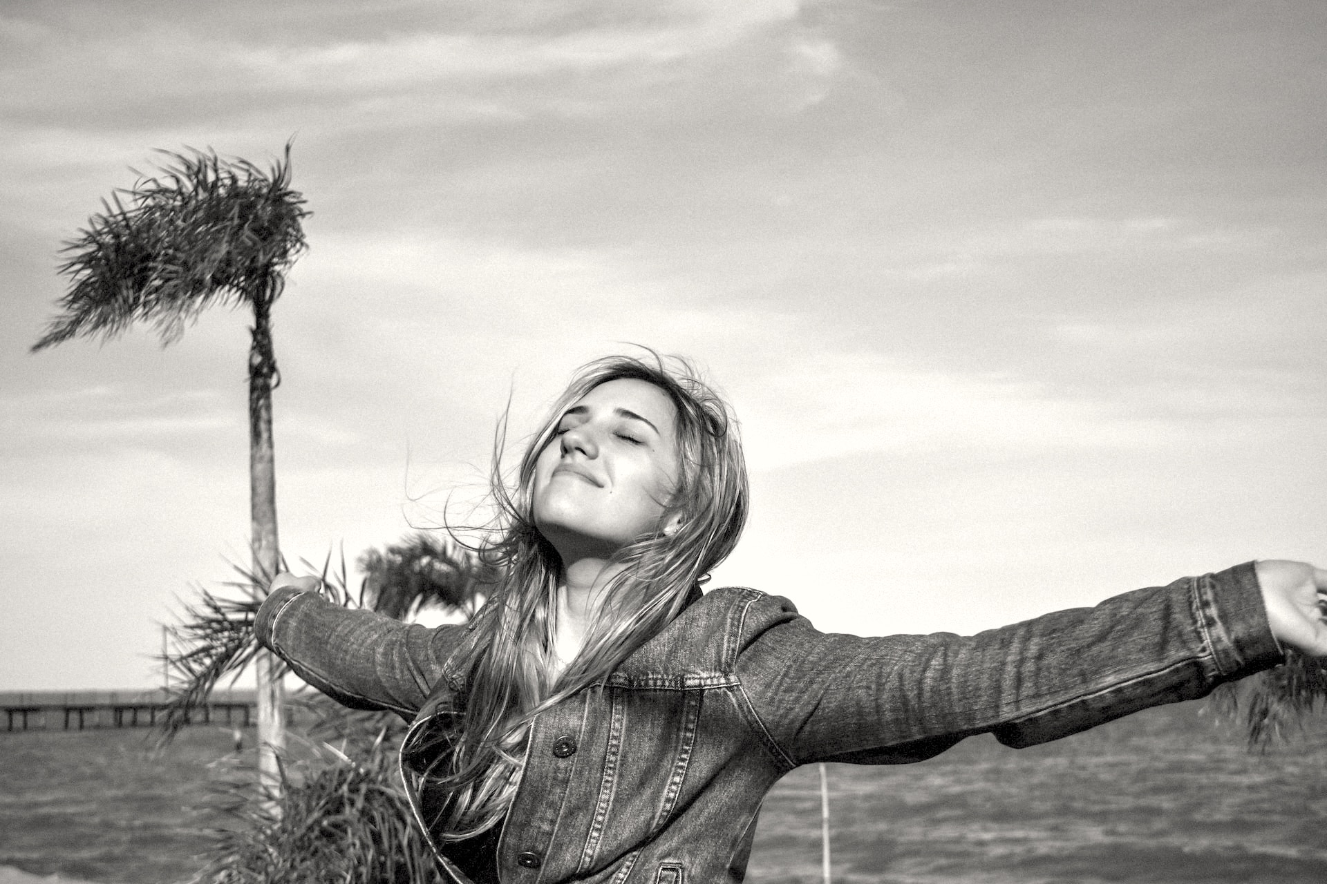 ypung-woman-in praise-fernando-brasil-XM_2oqcbpIQ-unsplash(https:unsplash.com:photos:XM_2oqcbpIQ)-bw