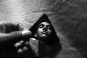 man-in-mirror-3864155_1280(https:::pixabay.com:photos:mirror-man-darkness-sadness-3864155:)-Med-Ahabchane