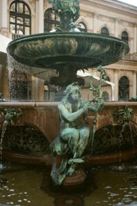 fountain-sculpture-pexels-darya-sannikova-2927562(https-::www.pexels.com:photo:fountain-2927562:)