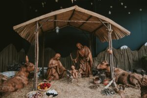 manger-walter-chavez-TEFSPAaoKlA-unsplash(https-::unsplash.com:photos:the-nativity-decor-TEFSPAaoKlA)