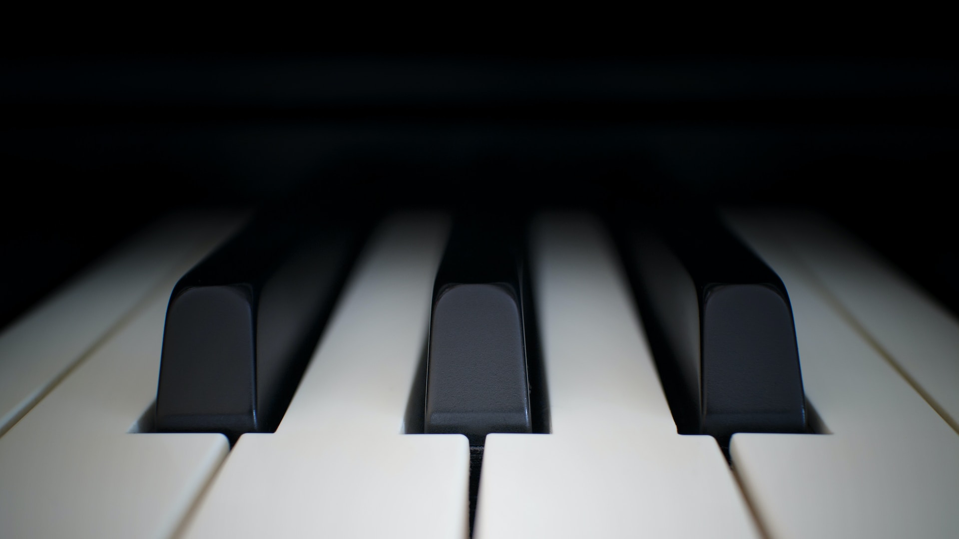piano-keys-closeup-johannes-plenio-RWytwNueNng-unsplash(https-::unsplash.com:photos:piano-keys-RWytwNueNng)