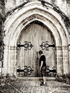 door-1057498_1280(https-::pixabay.com:photos:door-entrance-knock-doorway-1057498:)-siggy-nowak