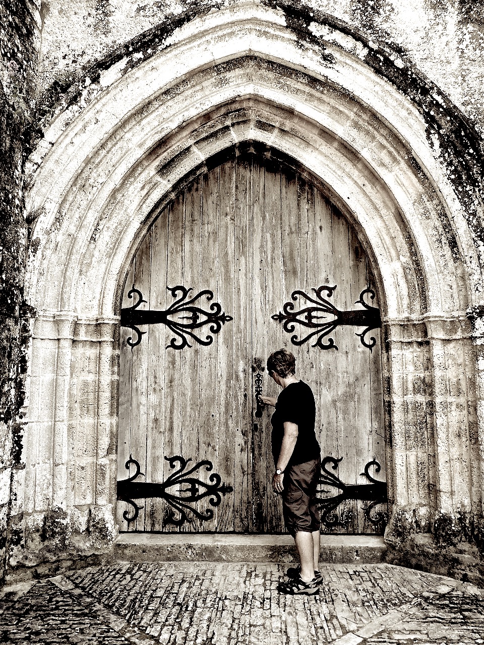 door-1057498_1280(https-::pixabay.com:photos:door-entrance-knock-doorway-1057498:)-siggy-nowak