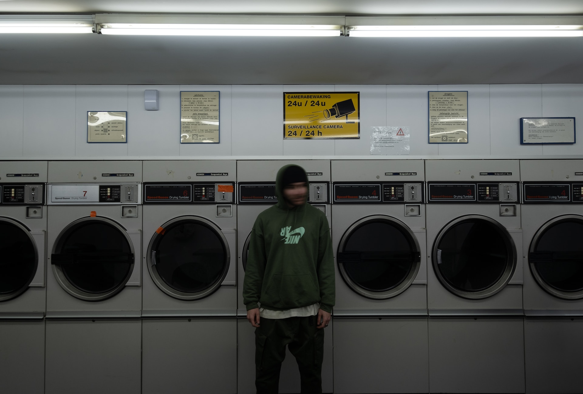 laundromat-person-thomas-dumortier-FJERHhCXmuA-unsplash(https-::unsplash.com:photos:gray-front-load-washing-machines-FJERHhCXmuA)