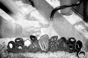 wash-jewels-4934590_1280(https-:pixabay.com:photos:wash-hands-soap-hygiene-clean-4934590:)-ilo-BW-(https-::pixabay.com:photos:druzy-drusy-solar-quartz-quartz-665486:)