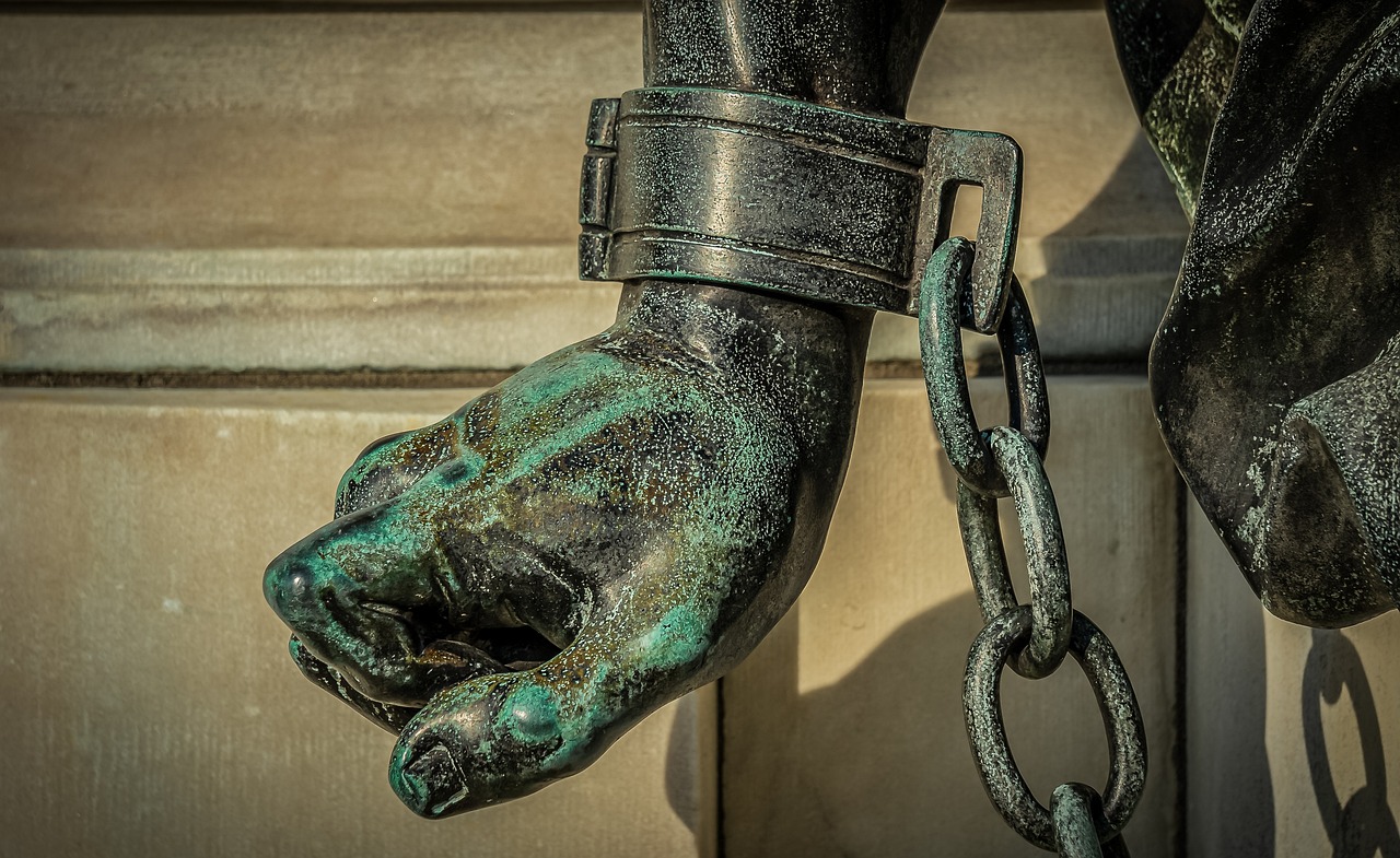 hand-cuffed-4495562_1280(https-::pixabay.com:photos:hand-handcuffs-tied-up-chain-4495562:)-achim-scholty