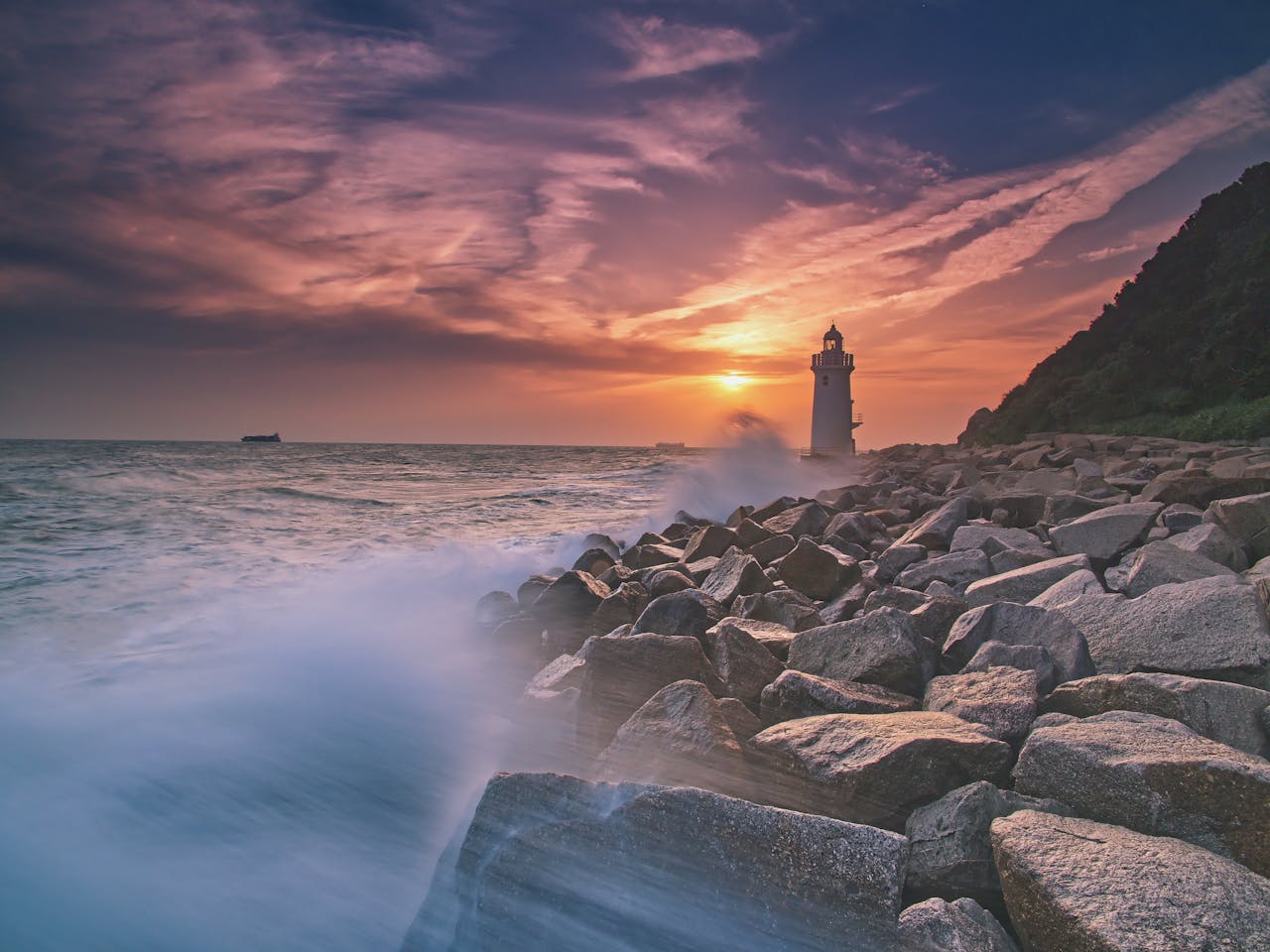 lighthouse-pexels-casia-charlie-2433467(https-::www.pexels.com:photo:sea-dawn-landscape-nature-2433467:)