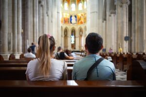 church-couple-4565590_1280(https-::pixabay.com:photos:church-few-silence-quiet-believe-4565590:)-iphotoklick