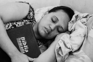 sleeping-670736_1280(https-::pixabay.com:photos:sleeping-bible-love-670736:)-alex-g-ramos