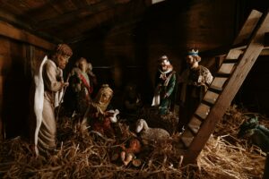 jesus-manger-scene-al-elmes-ZiCz-oW1LXA-unsplash(https-::unsplash.com:photos:the-nativity-figurines-ZiCz-oW1LXA)